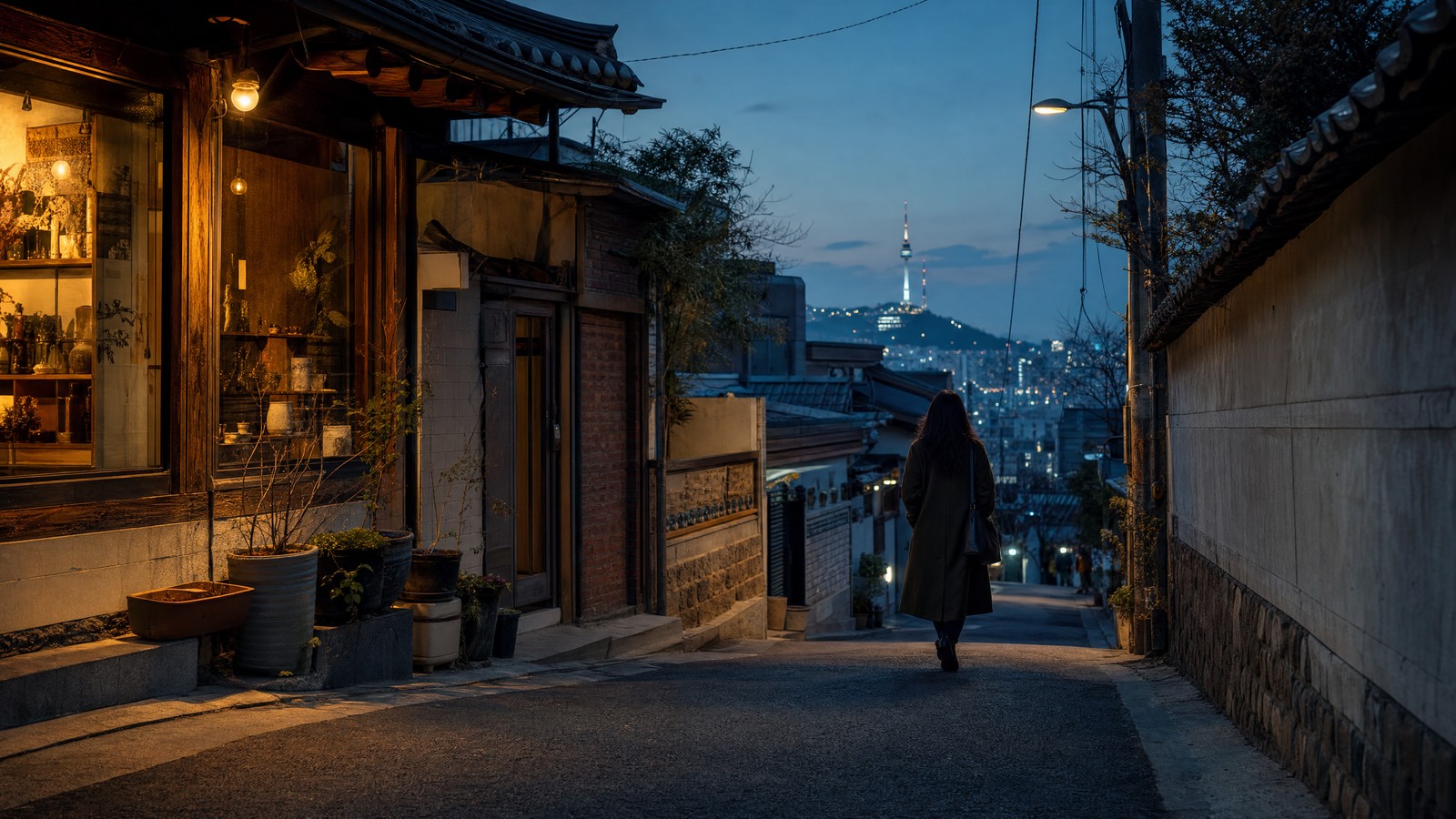 편집 후 예시 · 따뜻한 조명과 푸른 저녁빛을 살린 같은 골목